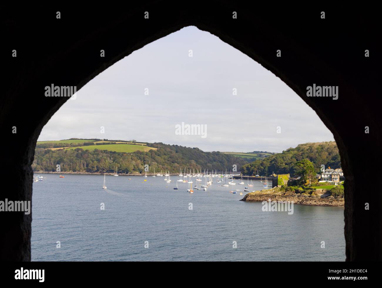 Cornovaglia costa; paesaggio con il porto turistico a Polruan sul fiume Estuary Fowey, attraverso un arco medievale nel castello di St Catherines, Fowey, Cornovaglia UK Foto Stock