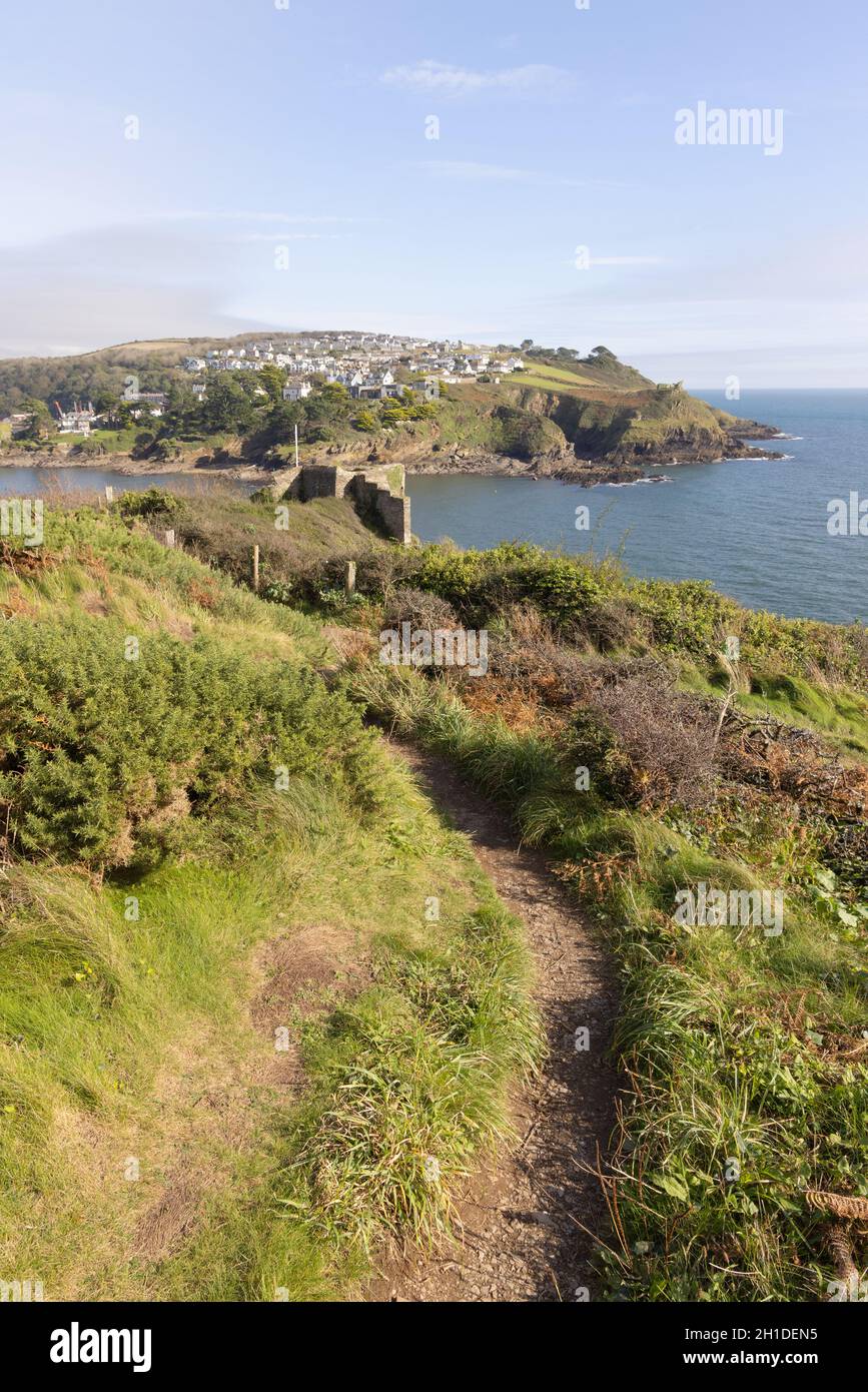 Il percorso della costa sud-occidentale Cornovaglia, o percorso costiero Cornovaglia a St Catherines Castle e Fowey Estuary in una giornata di sole in autunno, Fowey, Cornovaglia Regno Unito Foto Stock