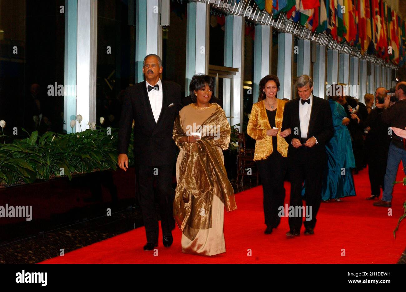 Oprah Winfrey e Stedman Graham arrivano al Dipartimento di Stato degli Stati Uniti per una cena ospitata dal Segretario di Stato degli Stati Uniti Colin Powell celebrando i 2001 onorificenti del Kennedy Center Van Cliburn, Julie Andrews, Jack Nicholson, Quincy Jones, E Luciano Pavarotti presso il Dipartimento di Stato degli Stati Uniti di Washington, DC sabato 1 dicembre 2001. Arrivando dietro la Sig.ra Winfrey e il Sig. Graham sono Sam Waterston e sua moglie, Lynn.Credit: Ron Sachs/CNP Foto Stock