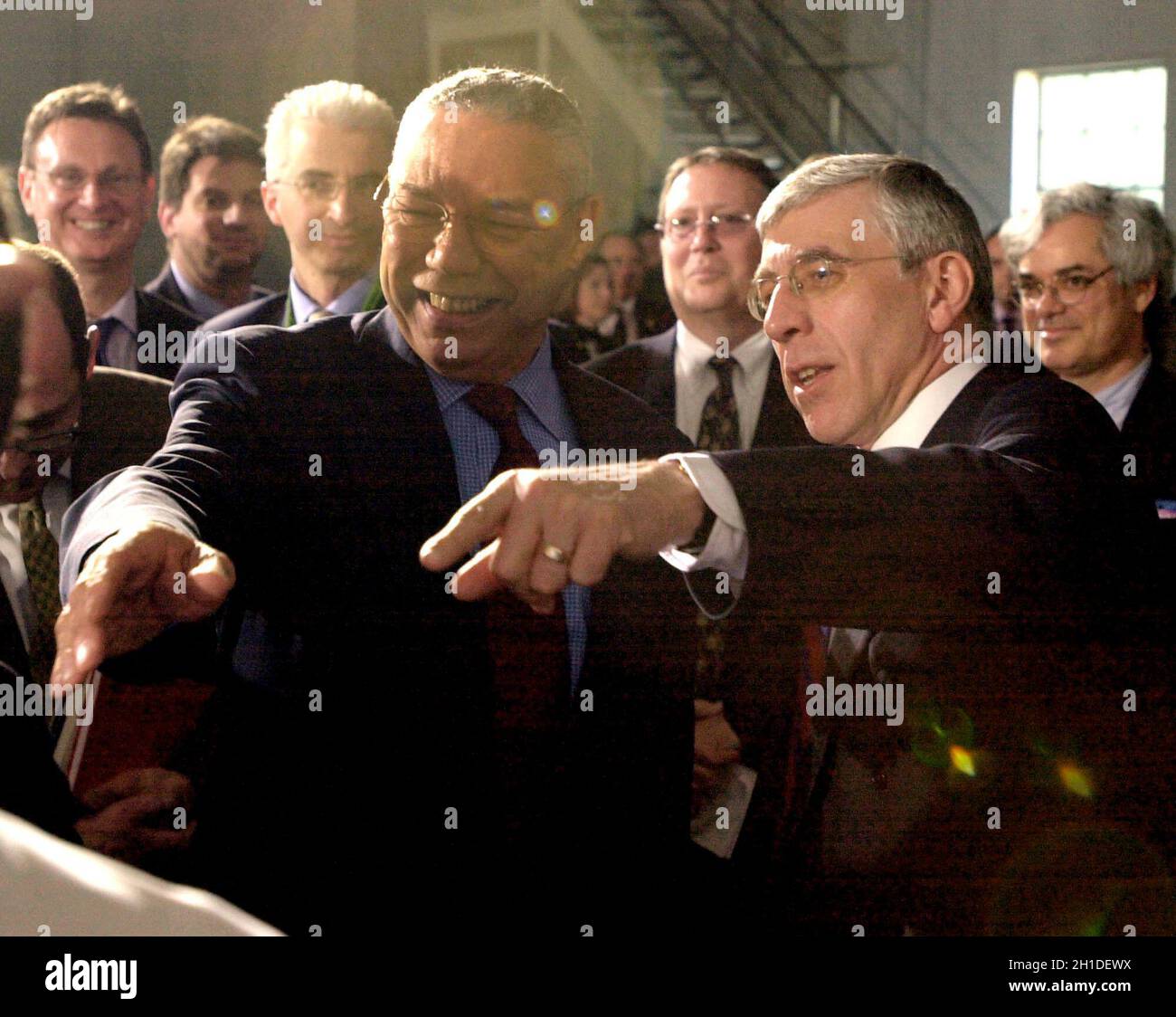 Il Segretario degli Esteri britannico Jack Straw introduce il Segretario di Stato degli Stati Uniti Colin Powell a un giornalista in viaggio prima della conferenza stampa di Blair-Bush a Camp David, MD, il 27 marzo 2003, a seguito dei colloqui sui progressi della guerra in Iraq. Credito: Ron Sachs - piscina via CNP Foto Stock