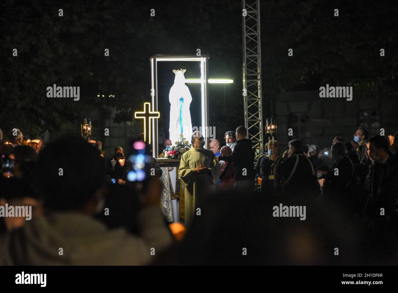 Lourdes, Francia - 9 Ott 2021: Una statua della Vergine Maria viene trasportata tra le folle durante la Processione Mariana Torchlight nella Basilica del Rosario i Foto Stock