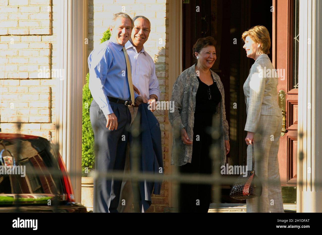 McLean, VA - 31 maggio 2005 -- con breve preavviso, il presidente degli Stati Uniti George W. Bush e la prima signora Laura Bush sono andati nella casa dell'ex segretario di Stato Colin L. Powell e sua moglie Alma. Powell era vestito con una camicia di vestito di colore chiaro e khakis (senza giacca o cravatta). Il presidente lo abbracciò e, girandosi per ondare alle telecamere, tolse la giacca e si ridacchiò. La prima donna indossava una pantera di colore chiaro. La cena era privata, con solo le due coppie. Credit: Martin H. Simon - piscina via CNP Foto Stock