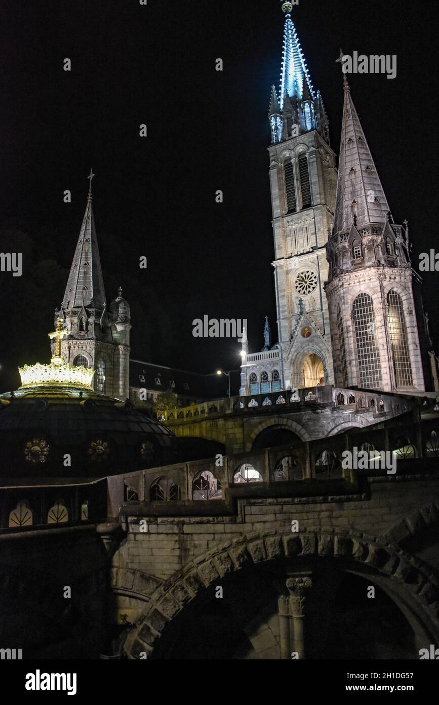 Lourdes, Francia - 9 ottobre 2021: I pellegrini partecipano alla Processione Mariana Torchlight presso la Basilica del Rosario di Lourdes Foto Stock