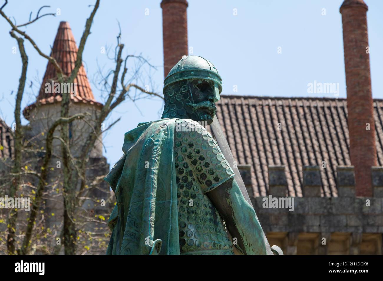 Guimaraes, Portogallo - 10 maggio 2018: Statua del primo re del Portogallo, D. Afonso Henriques dello scultore Antonio Soares dos Reis di fronte al Foto Stock