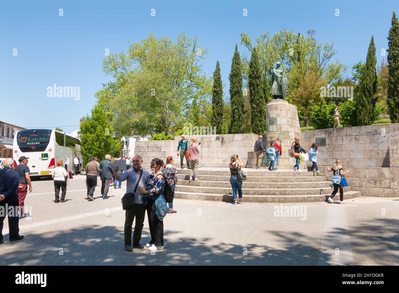 Guimaraes, Portogallo - 10 maggio 2018: Statua del primo re del Portogallo, D. Afonso Henriques dello scultore Antonio Soares dos Reis di fronte al Foto Stock