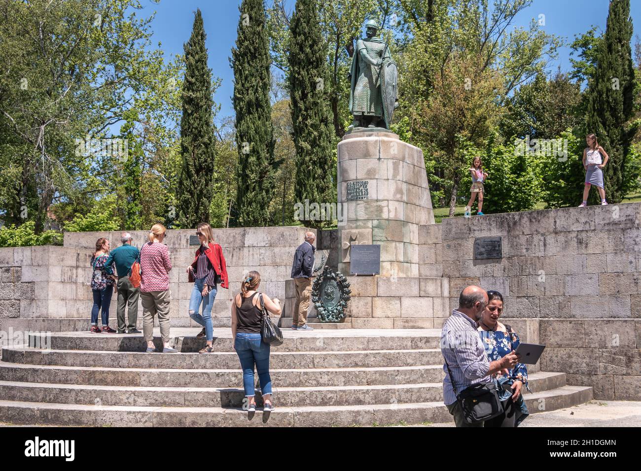 Guimaraes, Portogallo - 10 maggio 2018: Statua del primo re del Portogallo, D. Afonso Henriques dello scultore Antonio Soares dos Reis di fronte al Foto Stock