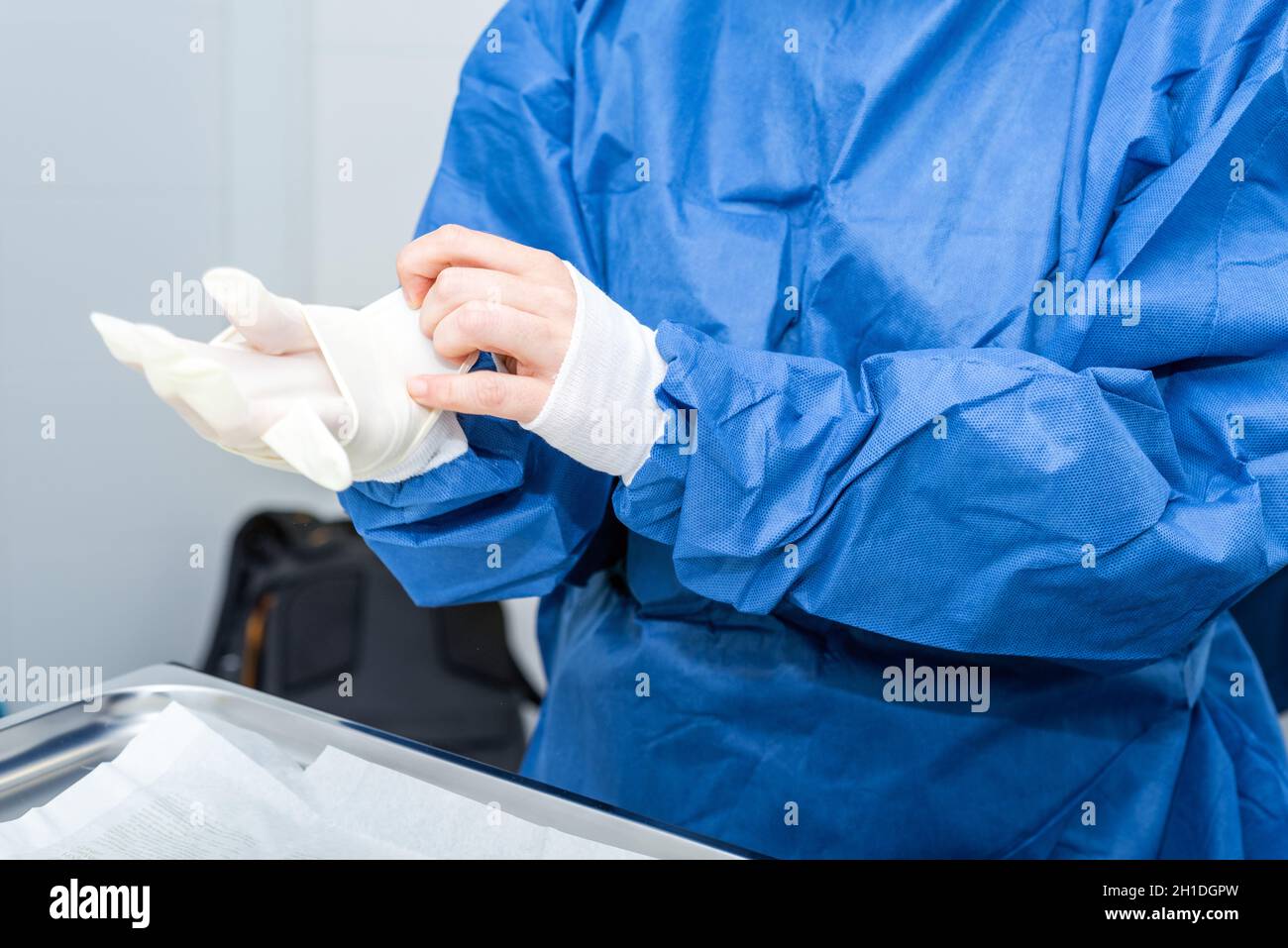 Covid-19. Il medico indossa guanti protettivi. Dispositivi di protezione individuale nella lotta contro la malattia di Coronavirus . Foto Stock