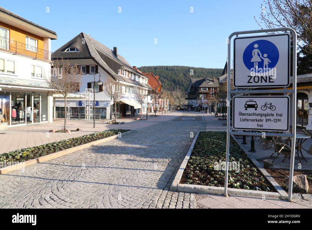 Keine Menschen und Autos im Eingangsbereich der Fußgängerzone zur Seestraße am Titisee. Menschenleer präsentiert sich aktuell die Seestraße von Titis Foto Stock