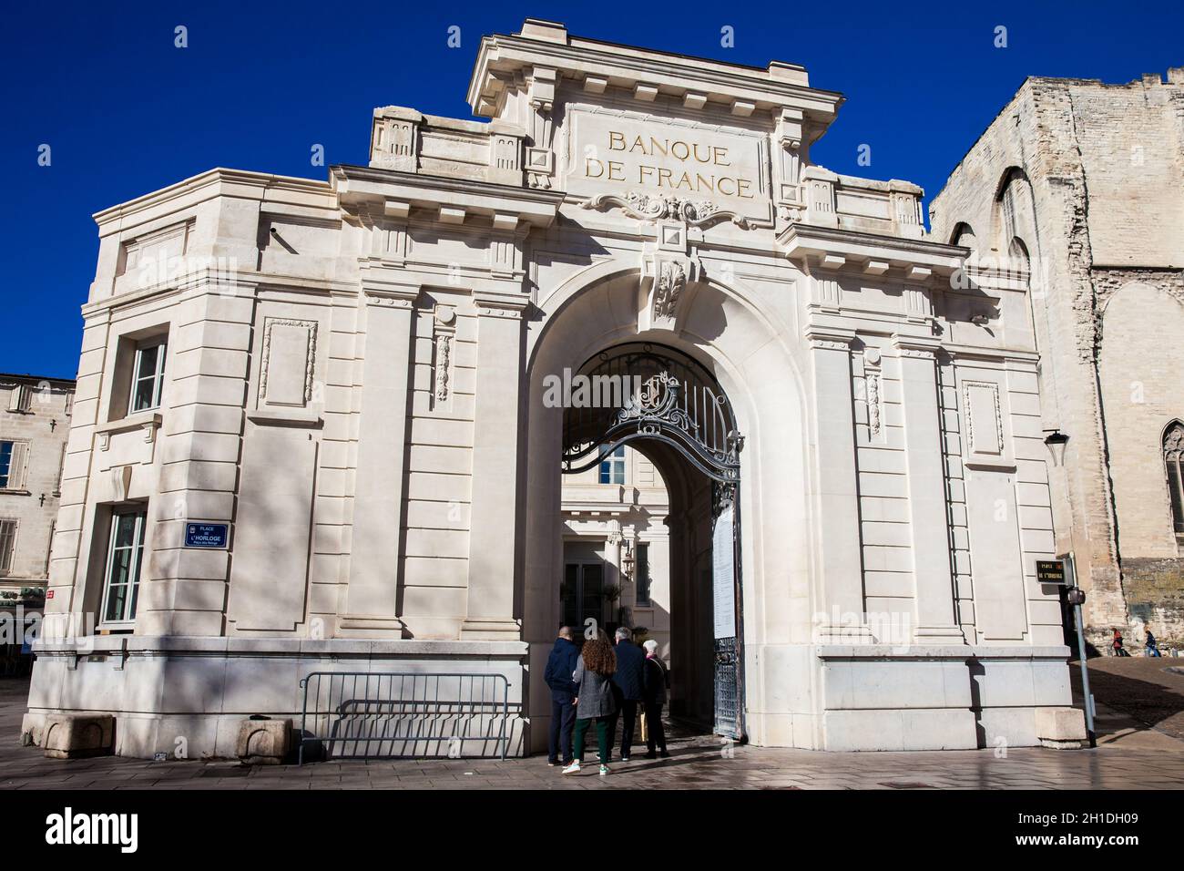 AVIGNONE - MARZO 2018: Edificio storico Banque de France e strade a Place de l'Horloge in Avignon Francia Foto Stock