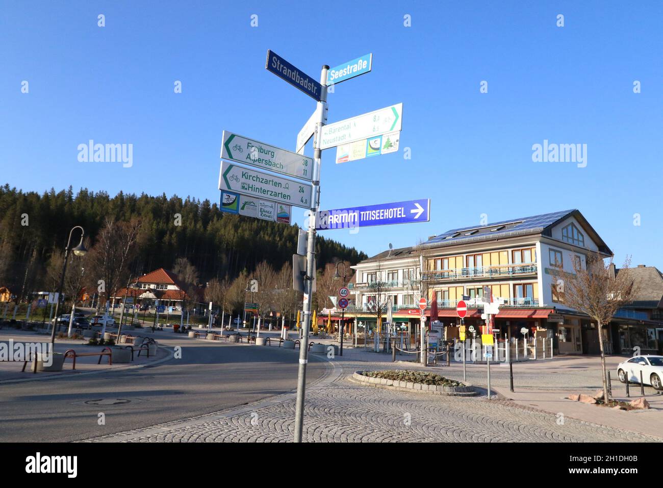 Der Kreuzungsbereich von Strandbad- und Seestraße am Titisee im Hochschwarzwald ist derzeit menschenleer und ohne Autos im Durchgangsverkehr Menschen Foto Stock