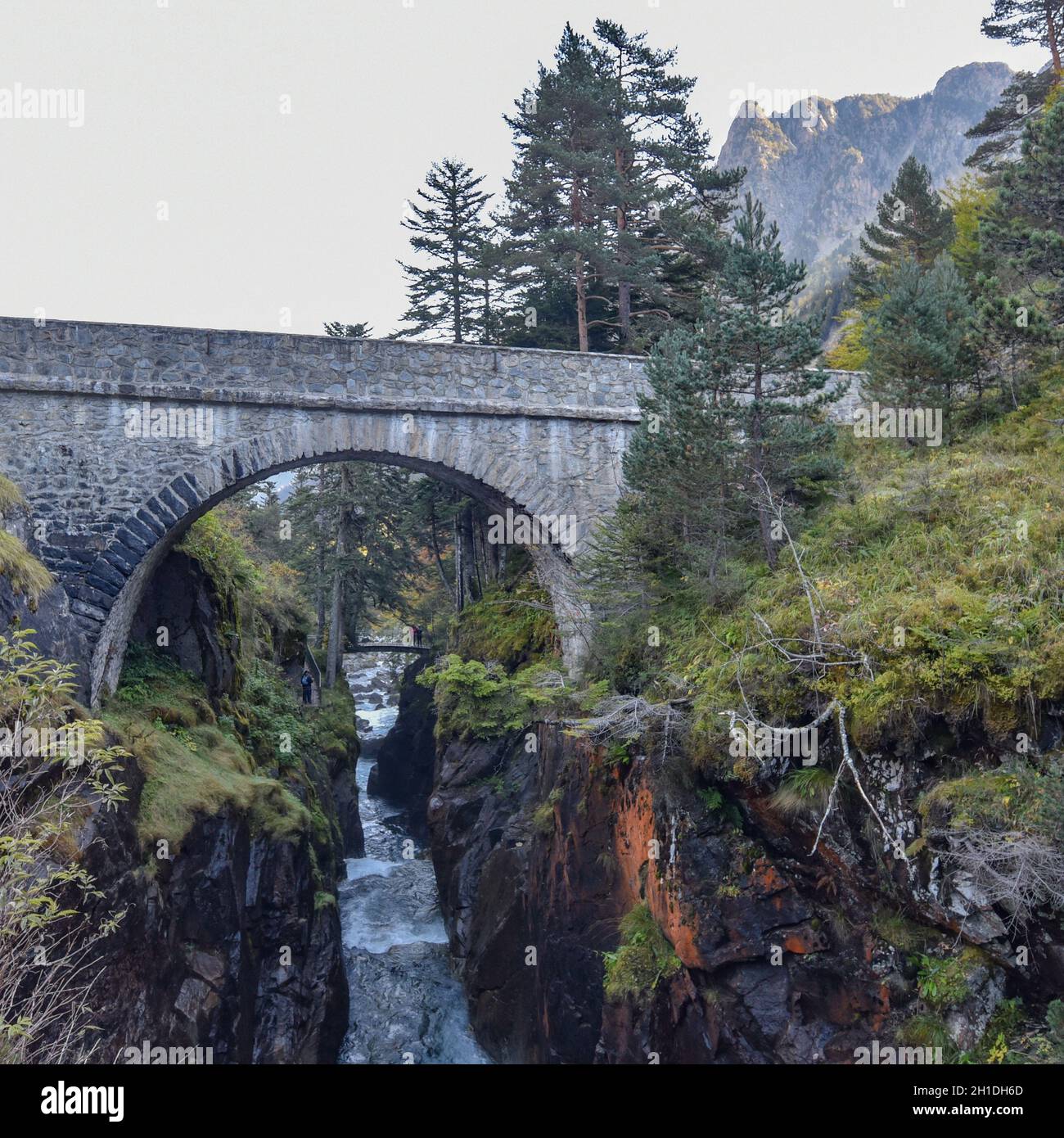 Cauterets, Francia - 10 Ott, 2021: Il Pont d'Espagne ponte sul Gave de Marcadau nel Parco Nazionale dei Pirenei Foto Stock