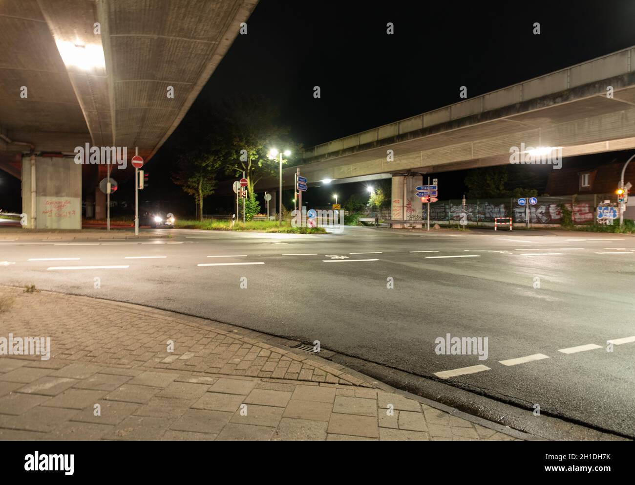 10.13.2021 incrocio stradale e ingresso autostradale di notte a Oldenburg. Foto Stock