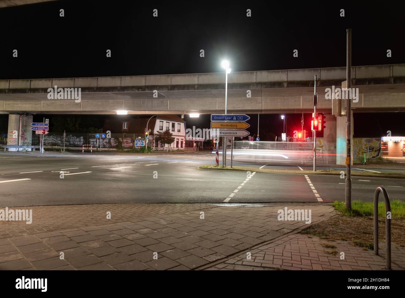 10.13.2021 incrocio stradale e ingresso autostradale di notte a Oldenburg. Foto Stock