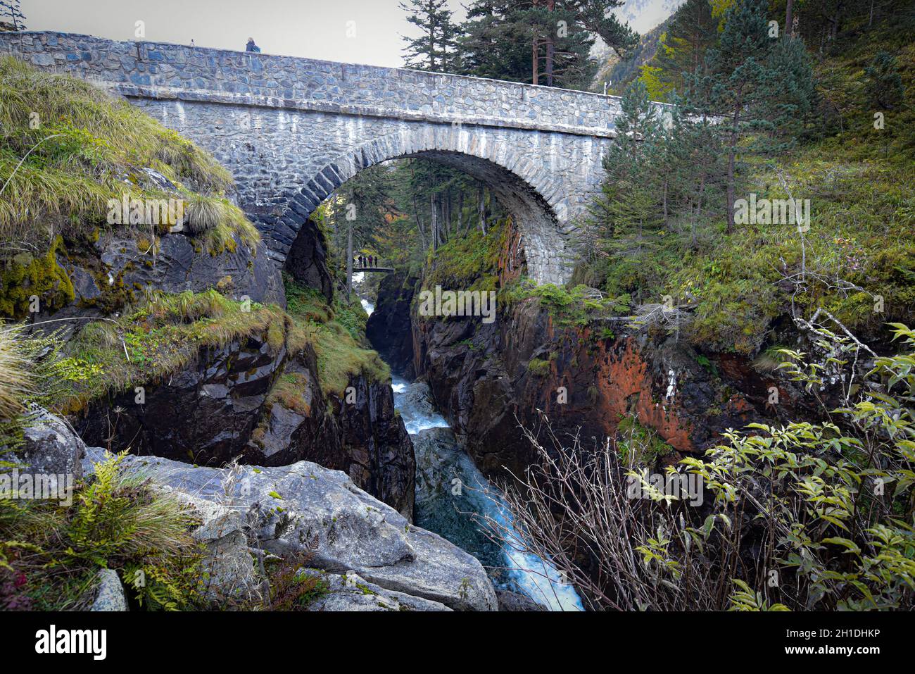 Cauterets, Francia - 10 Ott, 2021: Il Pont d'Espagne ponte sul Gave de Marcadau nel Parco Nazionale dei Pirenei Foto Stock