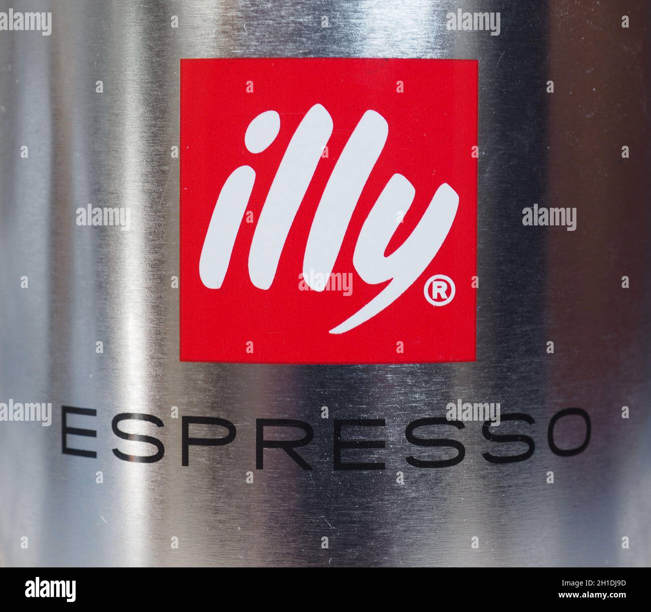 TRIESTE, ITALIA - CIRCA MARZO 2020: Logo Illy sulla teglia da caffè Foto Stock