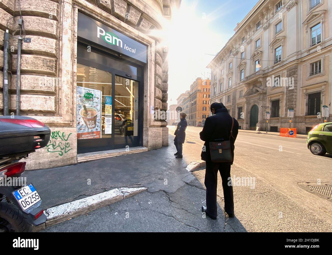 Roma, Italia, 8 aprile 2020: Le persone che si accodano di fronte a un supermercato indossano maschere e mantengono la distanza di sicurezza sociale durante il Coronavirus COVID-19 p Foto Stock