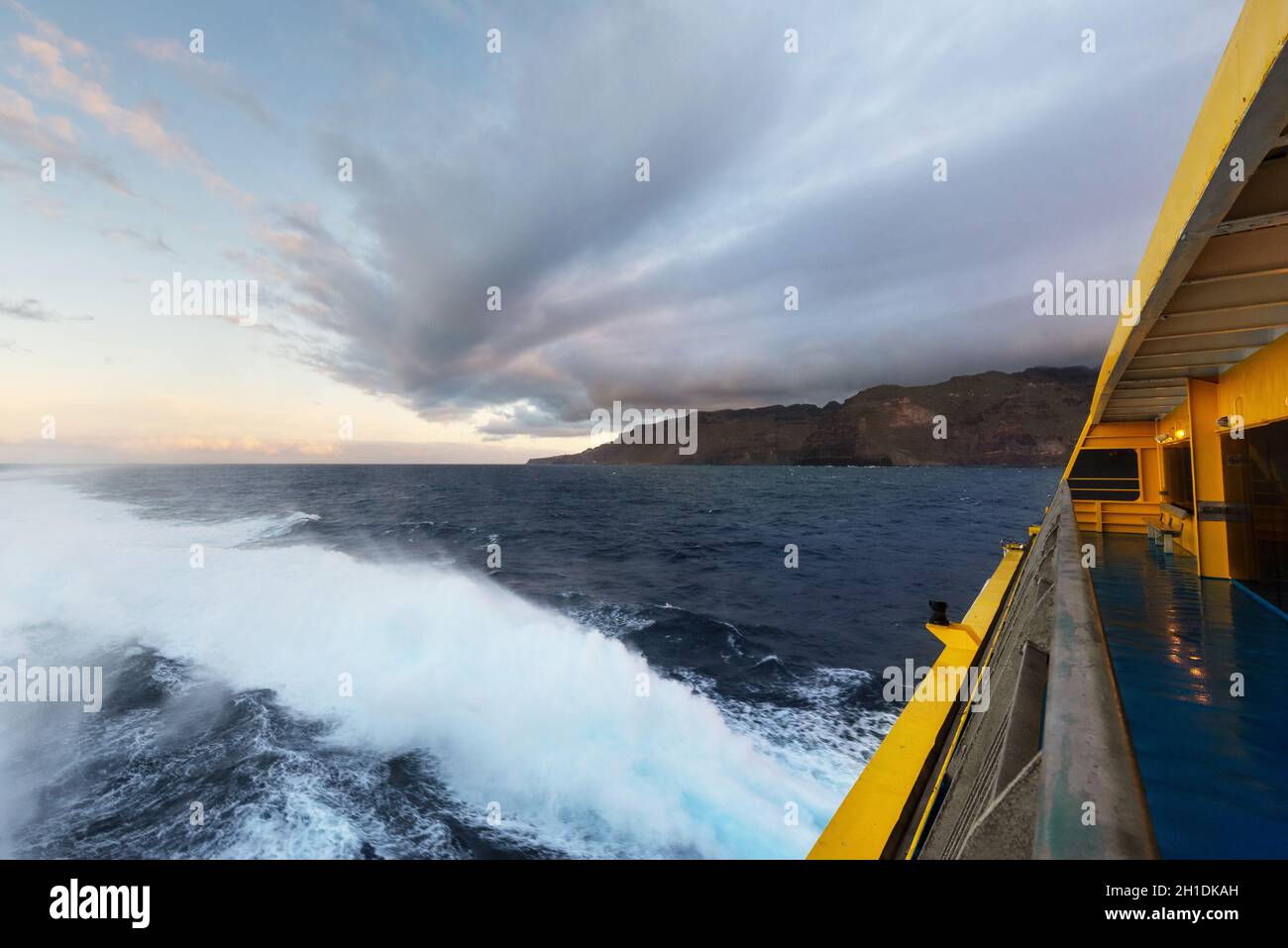 Nuvole al crepuscolo in mare dalla nave da crociera ringhiera . Foto Stock