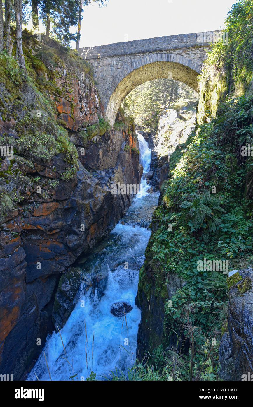 Cauterets, Francia - 10 Ott, 2021: Il Pont d'Espagne ponte sul Gave de Marcadau nel Parco Nazionale dei Pirenei Foto Stock
