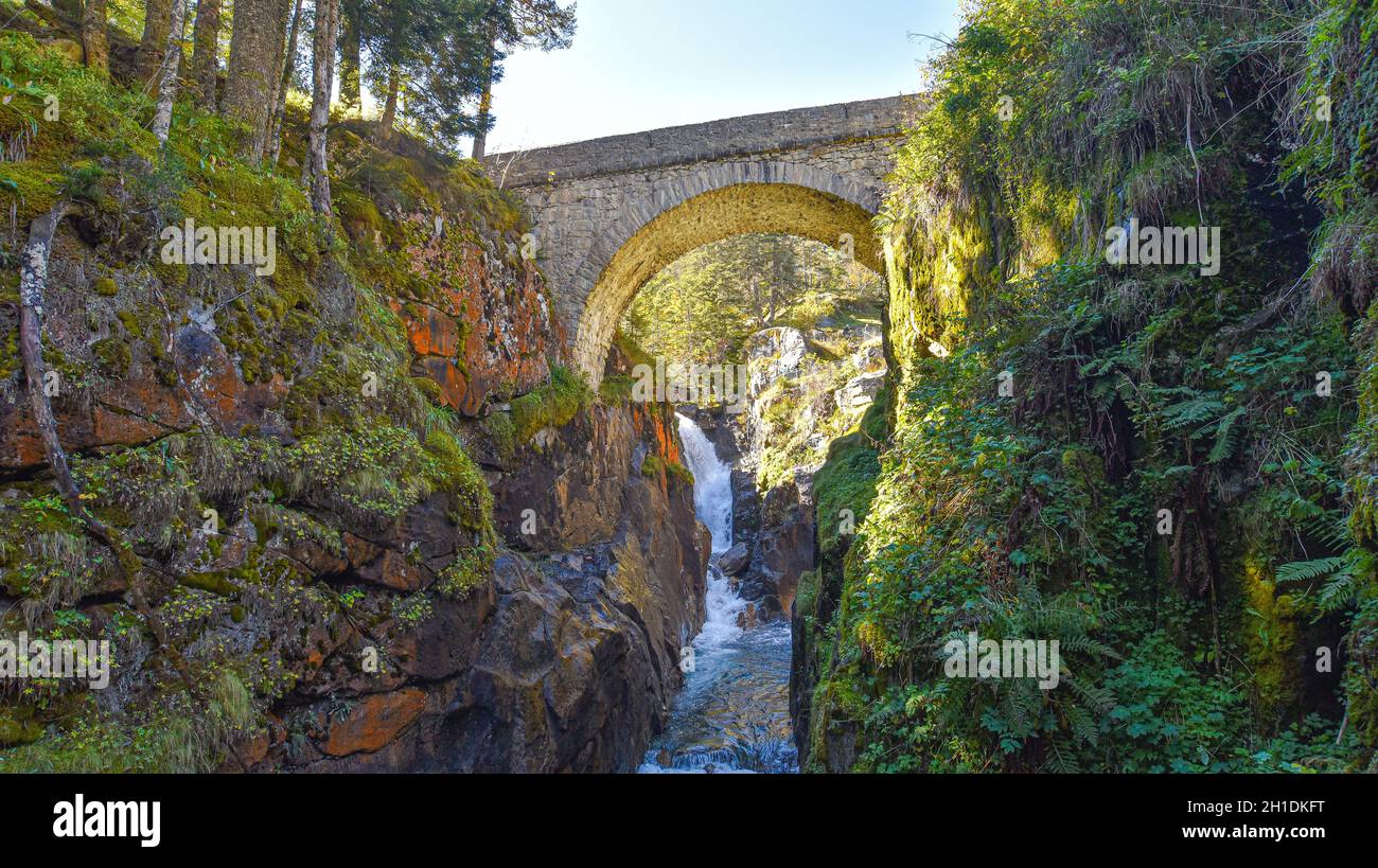 Cauterets, Francia - 10 Ott, 2021: Il Pont d'Espagne ponte sul Gave de Marcadau nel Parco Nazionale dei Pirenei Foto Stock
