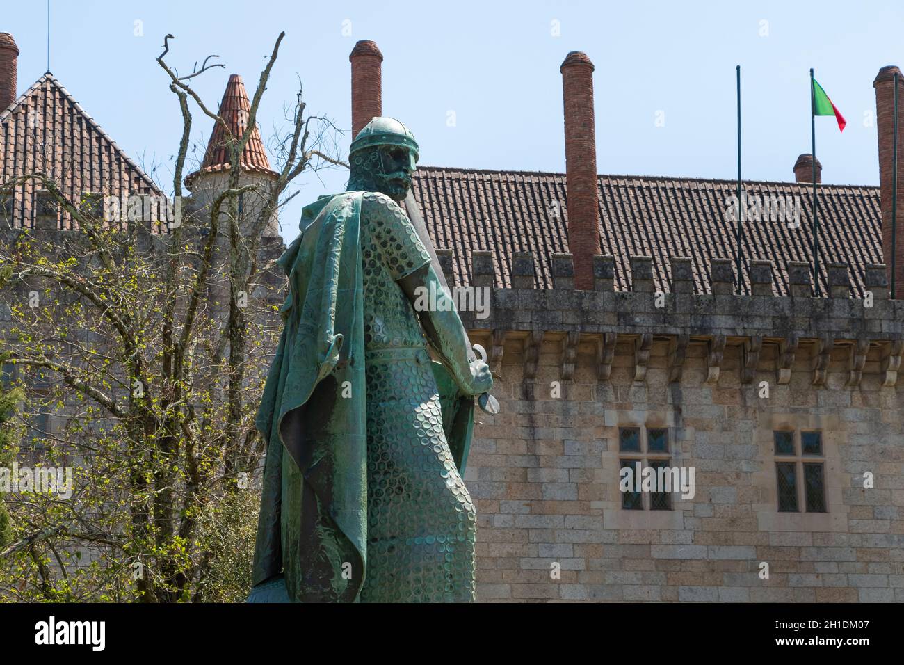 Guimaraes, Portogallo - 10 maggio 2018: Statua del primo re del Portogallo, D. Afonso Henriques dello scultore Antonio Soares dos Reis di fronte al Foto Stock