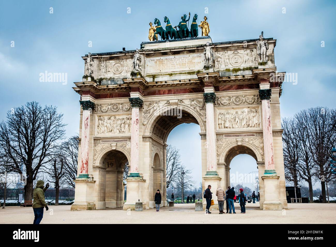Parigi, Francia - Marzo 2018: turisti all'Arco di Trionfo in un gelido inverno giorno appena prima della primavera Foto Stock