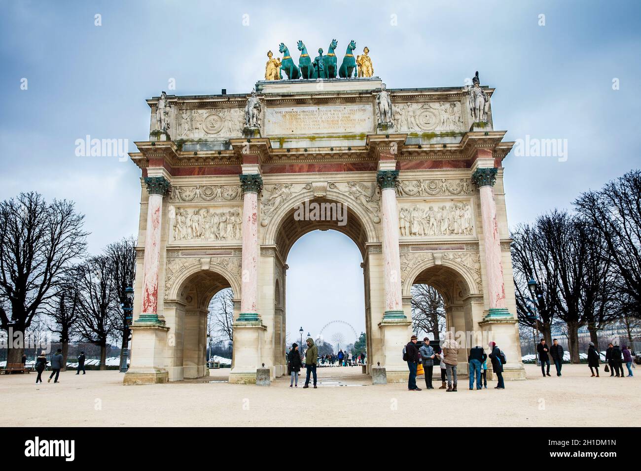 Parigi, Francia - Marzo 2018: turisti all'Arco di Trionfo in un gelido inverno giorno appena prima della primavera Foto Stock