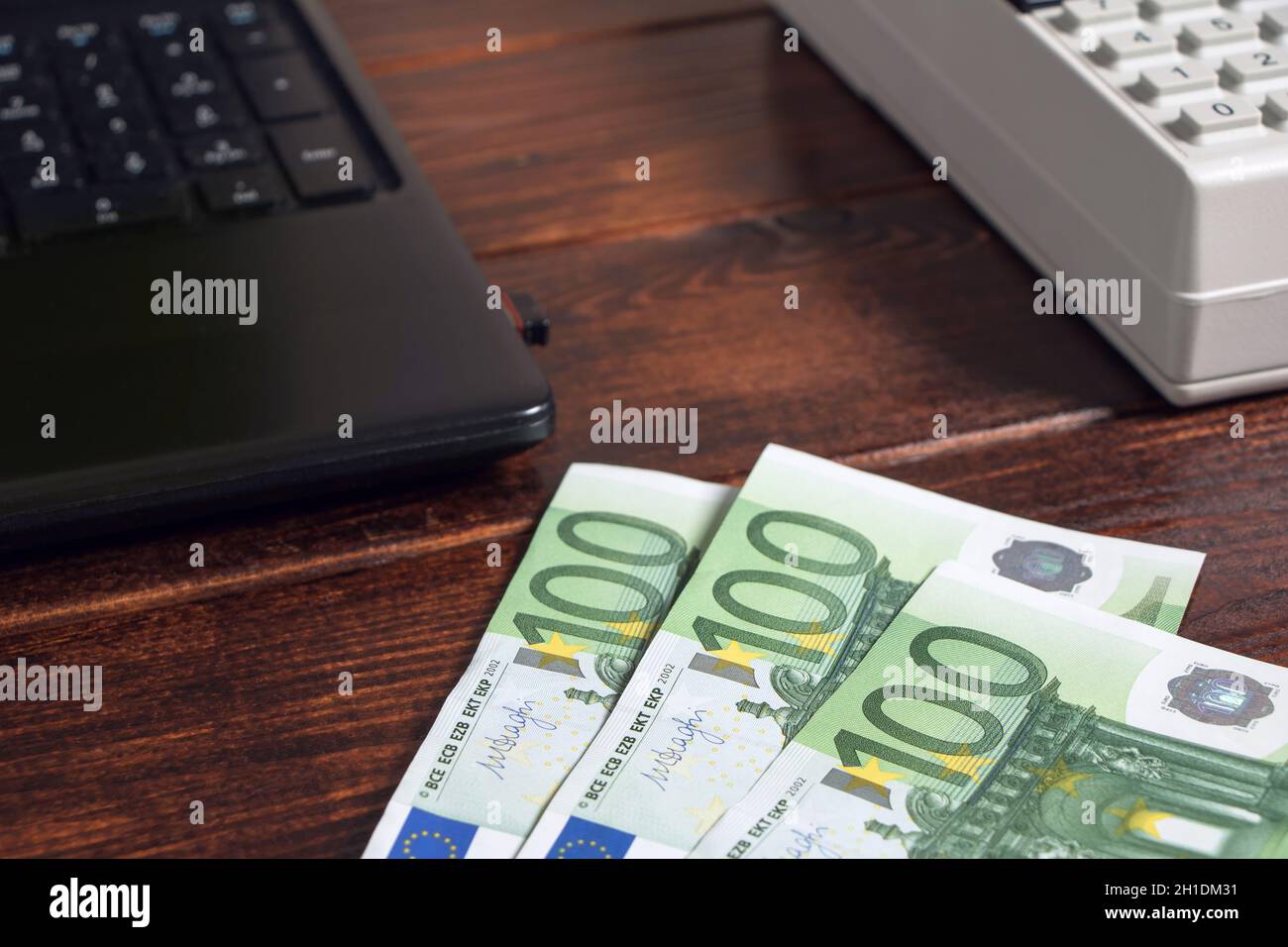 Denaro Euro sono su documenti, conti o ipoteche in ufficio sul tavolo. Lavori in ufficio con finanze, documenti, fatture, ipoteche o pagare Foto Stock