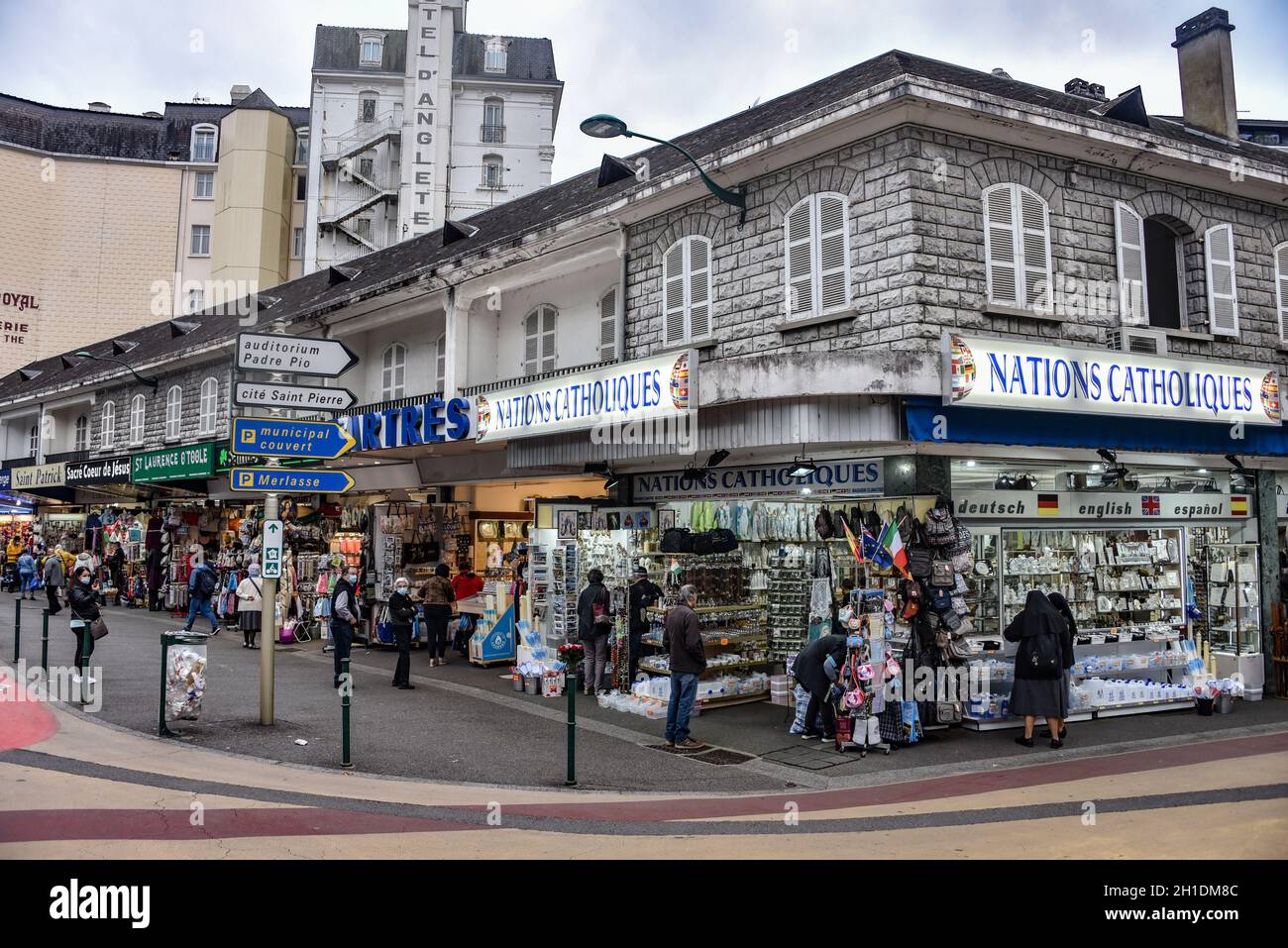 Lourdes, Francia - 10 Ott 2021: Negozi turistici che vendono souvenir a tema cattolico ai pilgirms vicino alla Basilica del Rosario a Lourdes Foto Stock