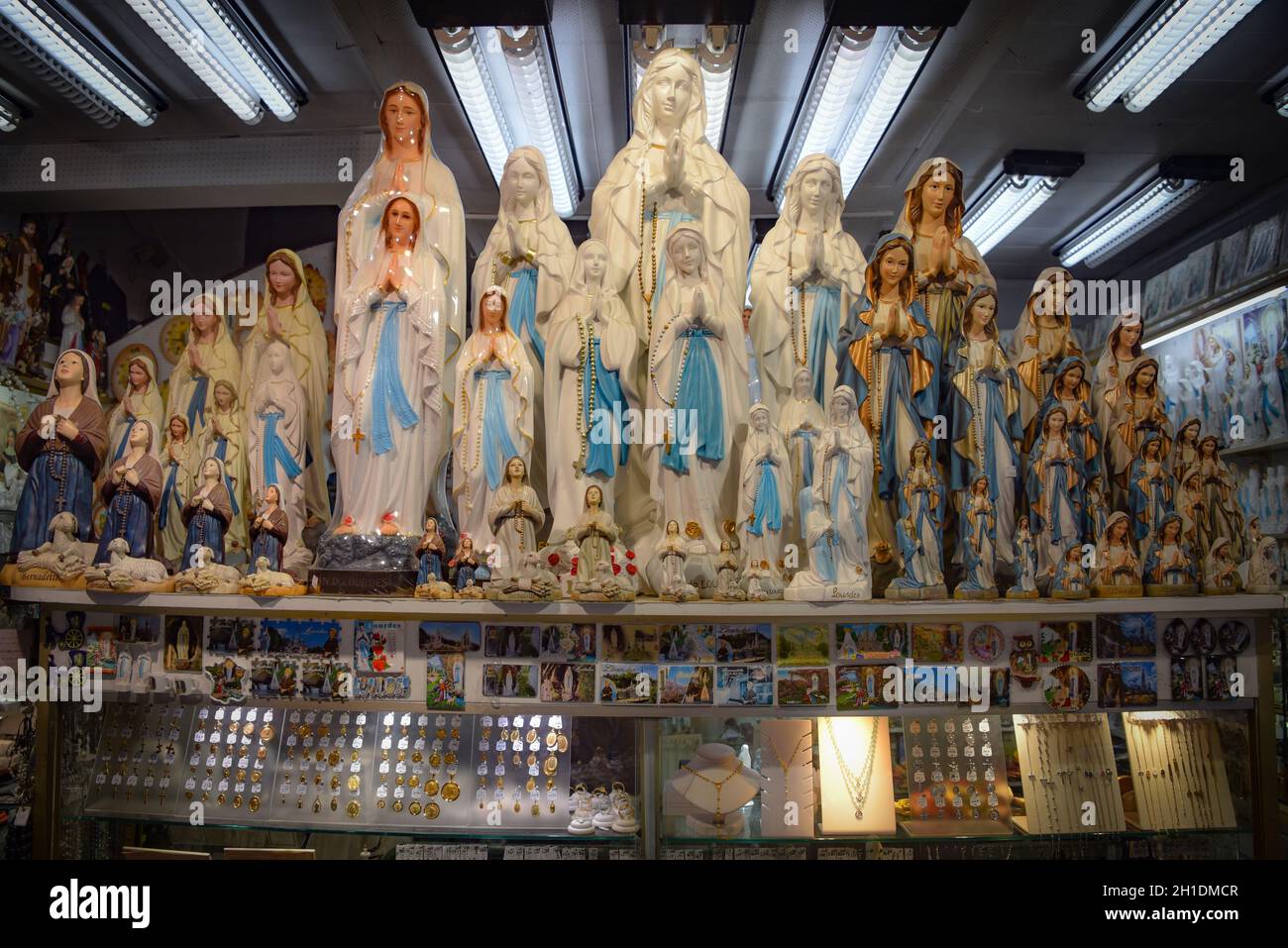 Lourdes, Francia - 9 Ott 2021: Statue figurine della Vergine Maria in vendita presso un negozio di souvenir turistico a Lourdes, Francia Foto Stock