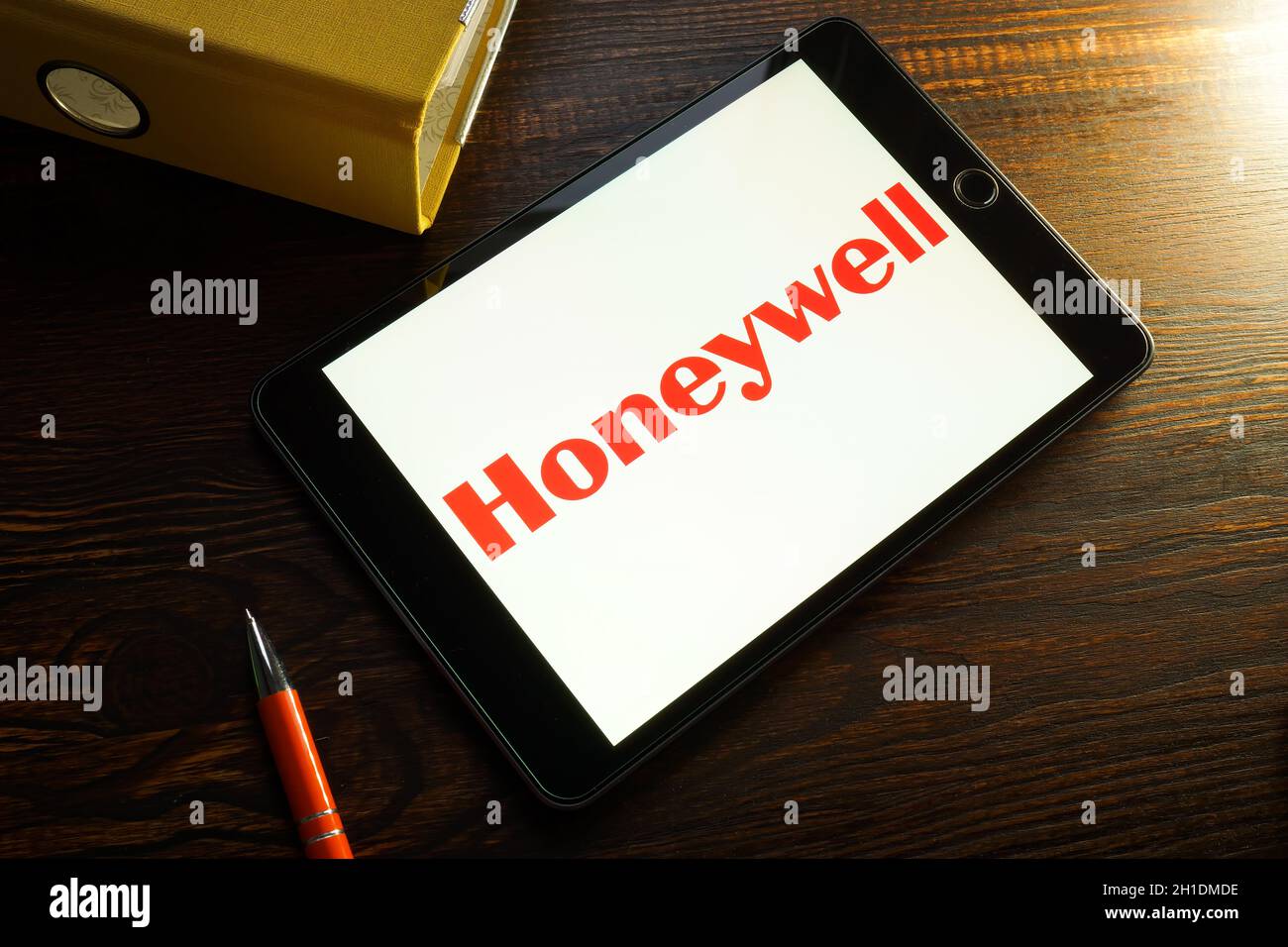 KIEV, UCRAINA - 21 agosto 2021. Logo aziendale Honeywell e cartella gialla. Foto Stock