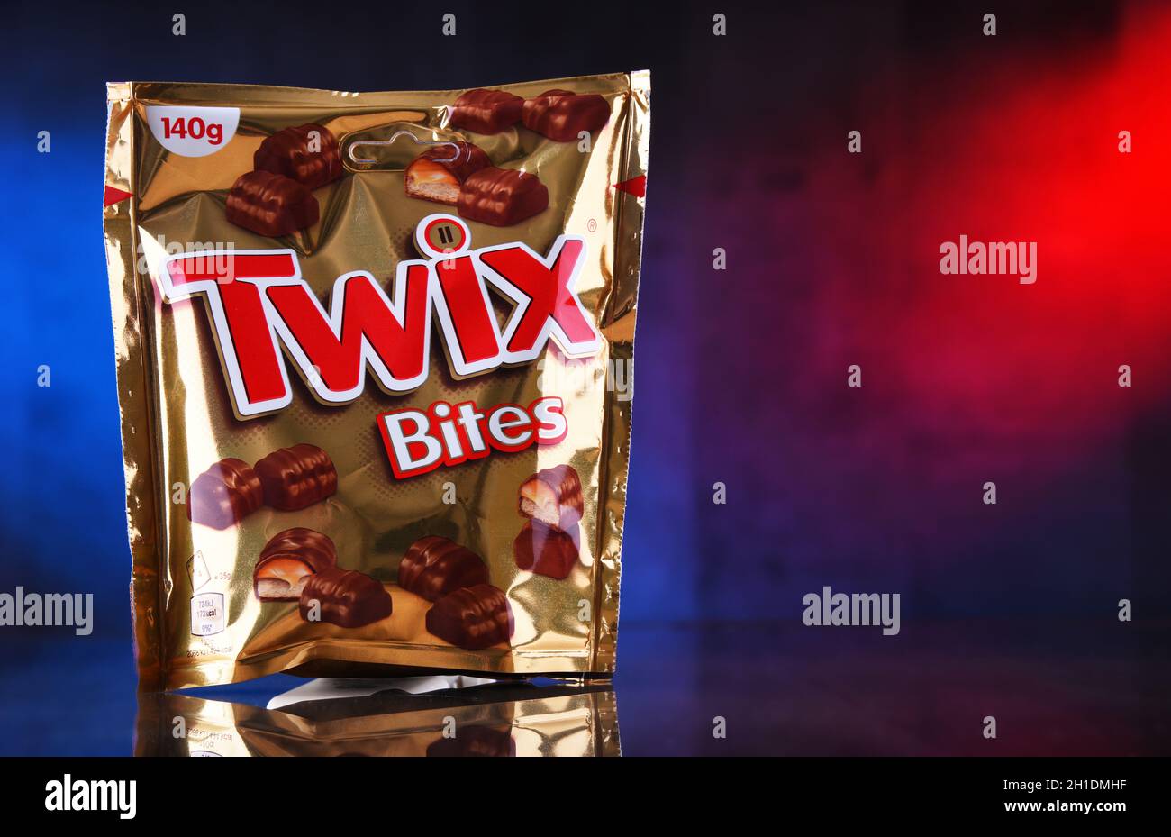 POZNAN, POL - Apr 7, 2020: Confezione di Twix, un marchio di prodotti dolciari della società americana Mars Foto Stock