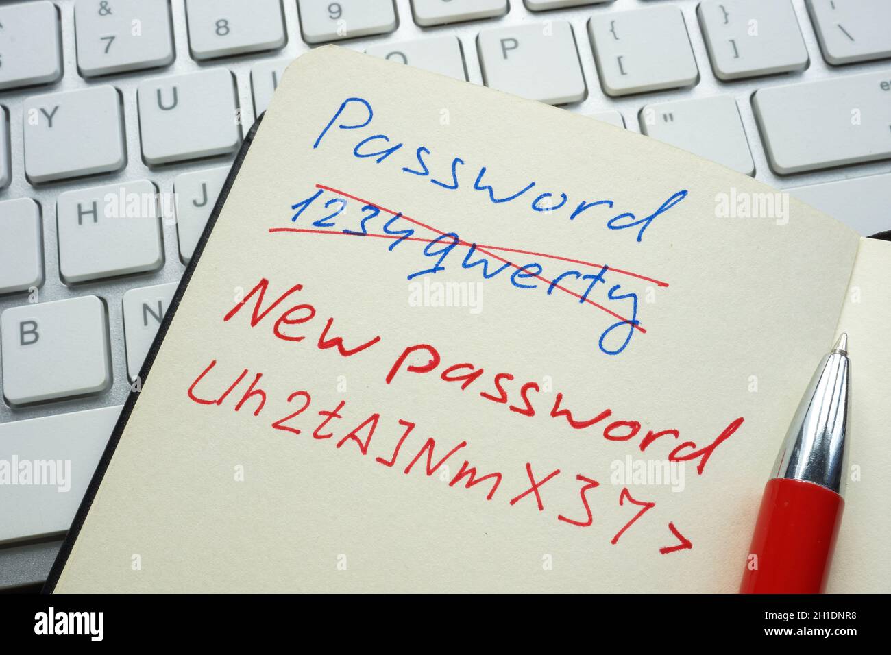 Tempo per modificare la password. Blocco note con password vecchia e nuova. Foto Stock Tempo per modificare la password. Blocco note con password vecchia e nuova. Foto Stock