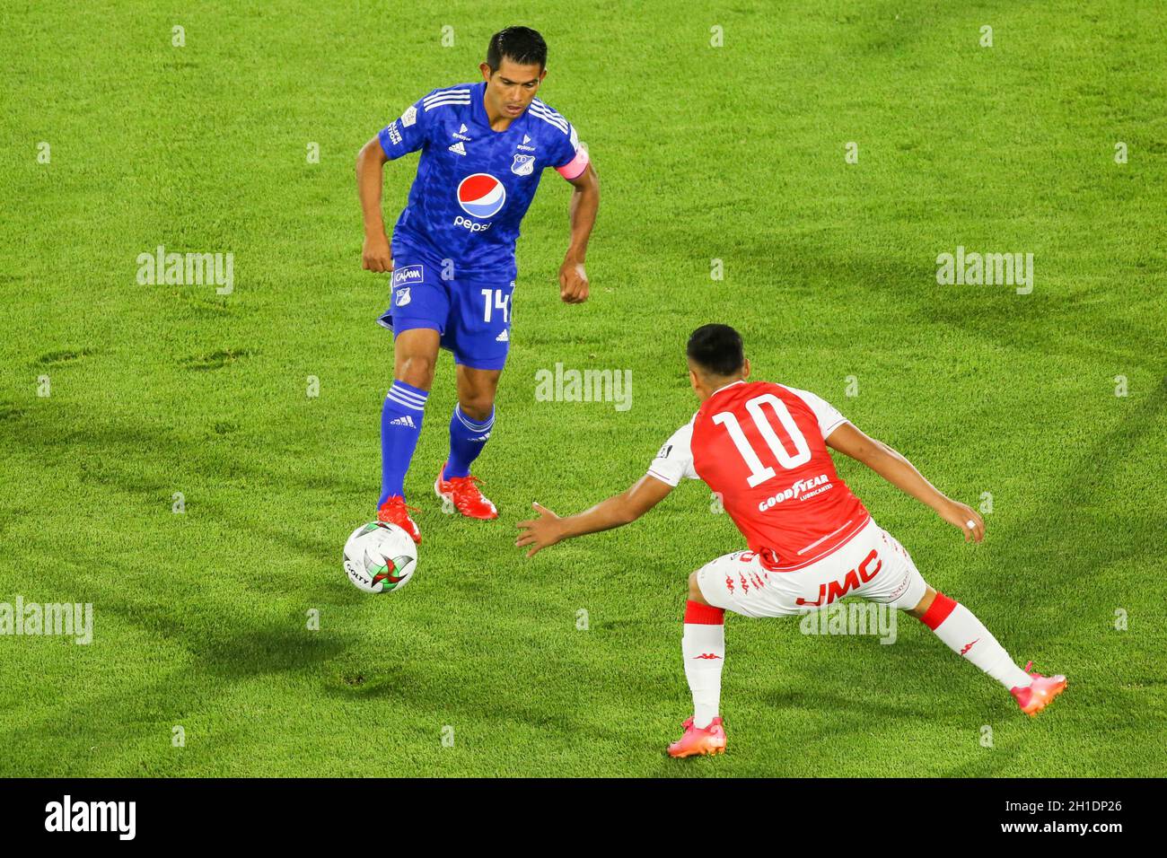 Bogota, Colombia. 17 ottobre 2021. David Silva da Millonarios e Jhon Velasquez disputa la palla nel classico della capitale tra Independiente Santa Fe e Millonarios allo stadio Nemesio Camacho El Campin di Bogota (Credit Image: © Daniel Garzon Herazo/ZUMA Press Wire) Foto Stock