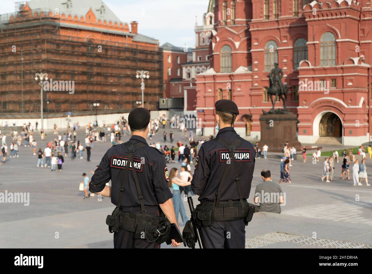Mosca, Russia - 18 ottobre 2021: Polizia di Mosca in Piazza Manezhnaya. Uniformi di pattuglia della polizia in Russia. Foto di alta qualità Foto Stock