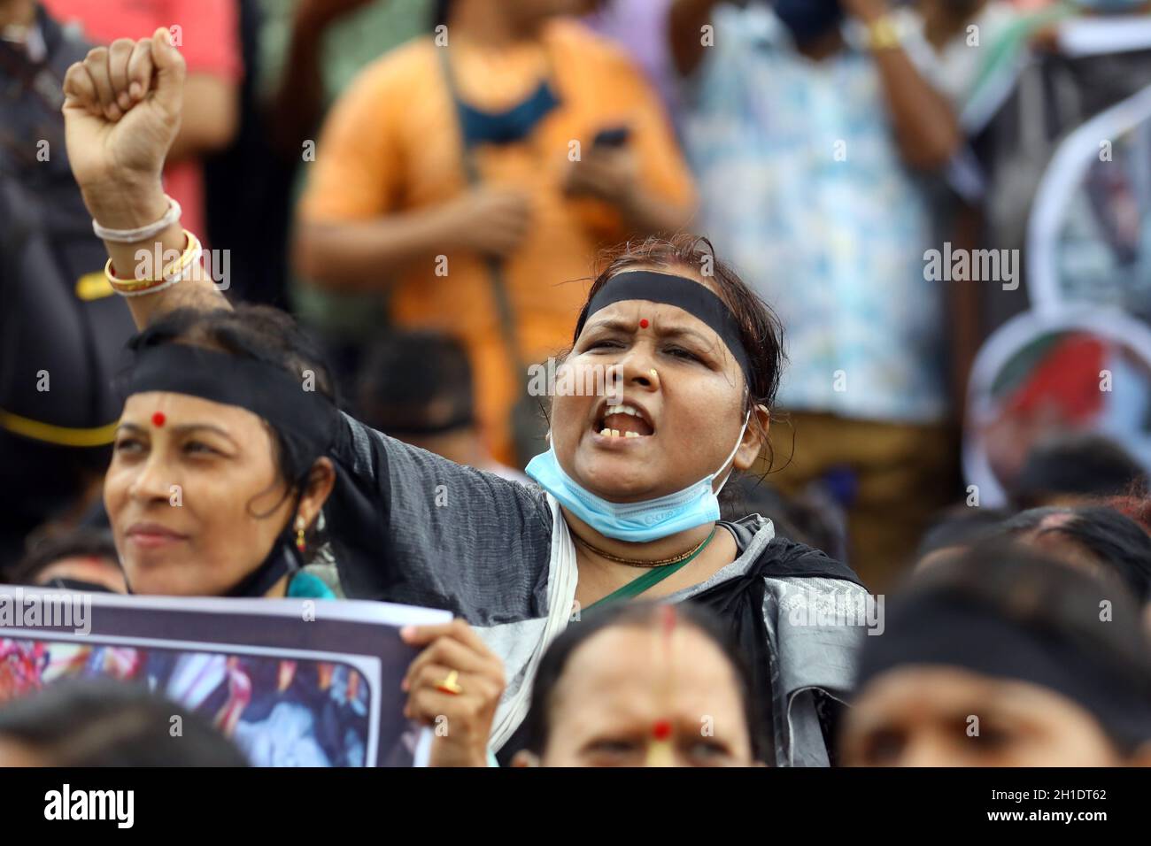 I manifestanti, sotto l’insegna dell’ISKCON a Shamibag Ashram, prendono parte a una manifestazione per protestare dopo gli attacchi ai templi indù e ai luoghi della puja in tutto il paese all’incrocio Shahbagh di Dhaka il 18 ottobre 2021 a Dhaka, Bangladesh. (Foto di Harun-or-Rashid/ Eyepix Group) Foto Stock