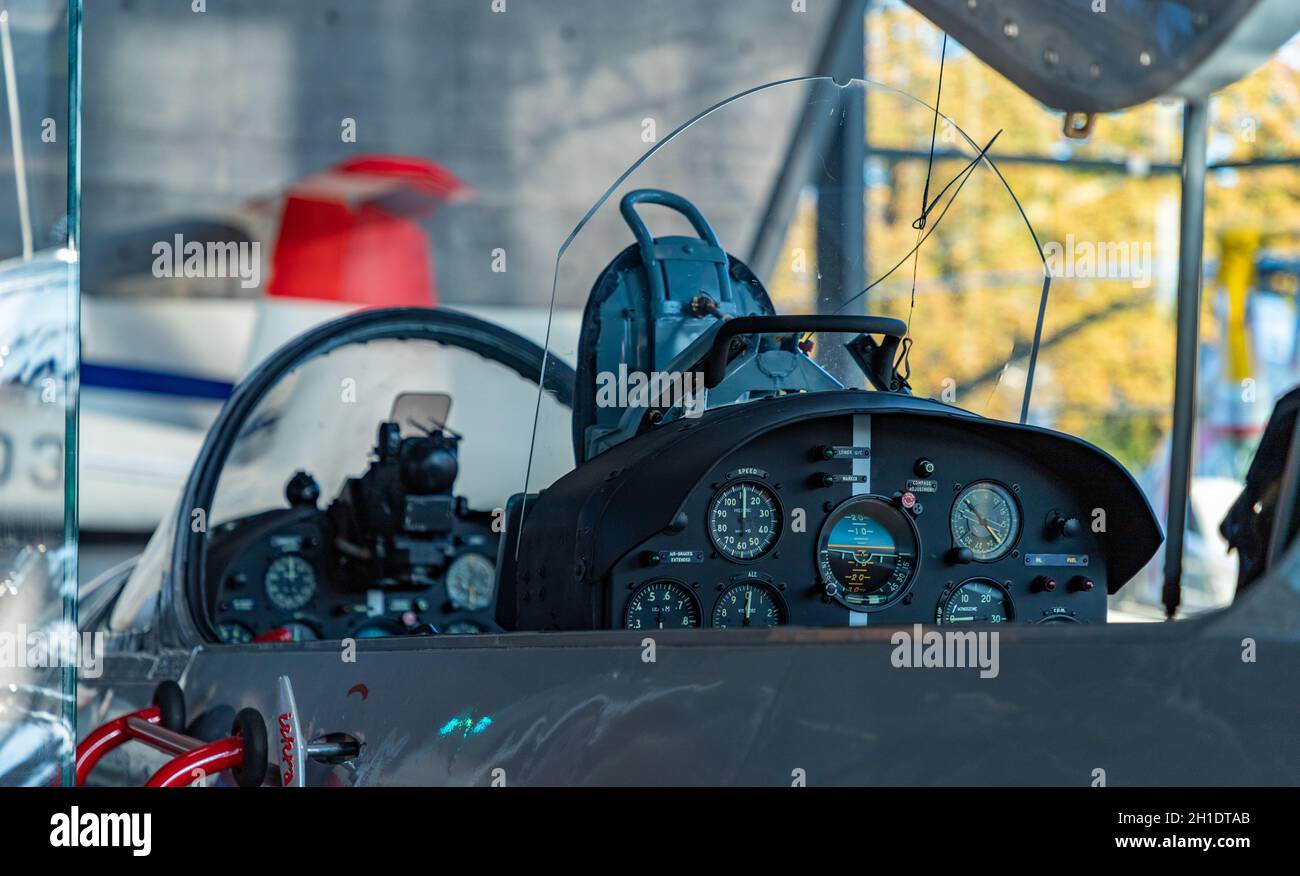 Un'immagine di un abitacolo da caccia all'interno del Museo dell'Aviazione Polacca. Foto Stock