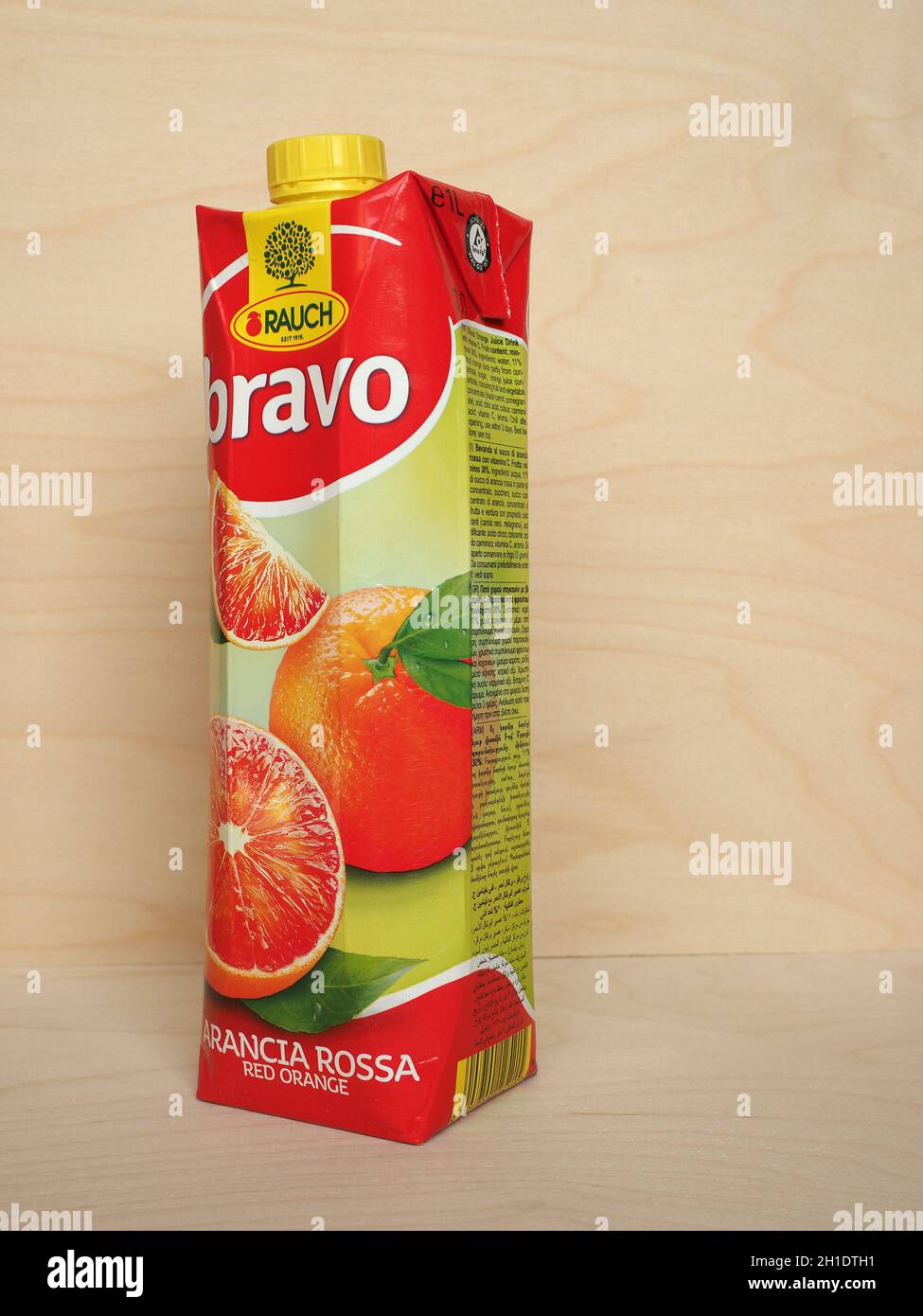RANKWEIL, AUSTRIA - CIRCA APRILE 2020: Pacchetto di succo d'arancia rosso Rauch Bravo Foto Stock