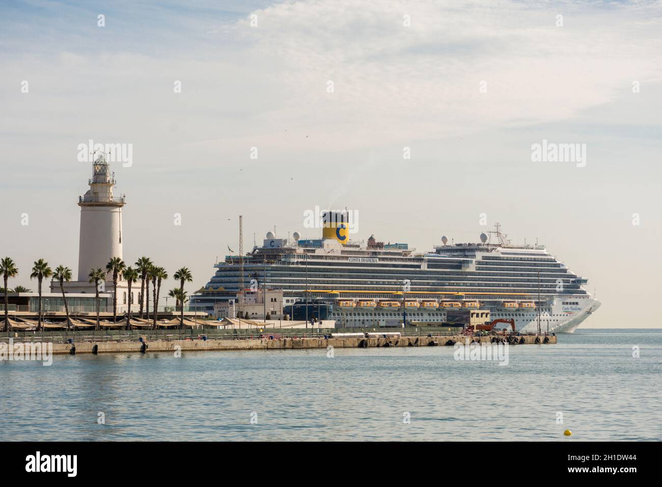 Nave da crociera nel porto di malaga immagini e fotografie stock ad alta  risoluzione - Alamy