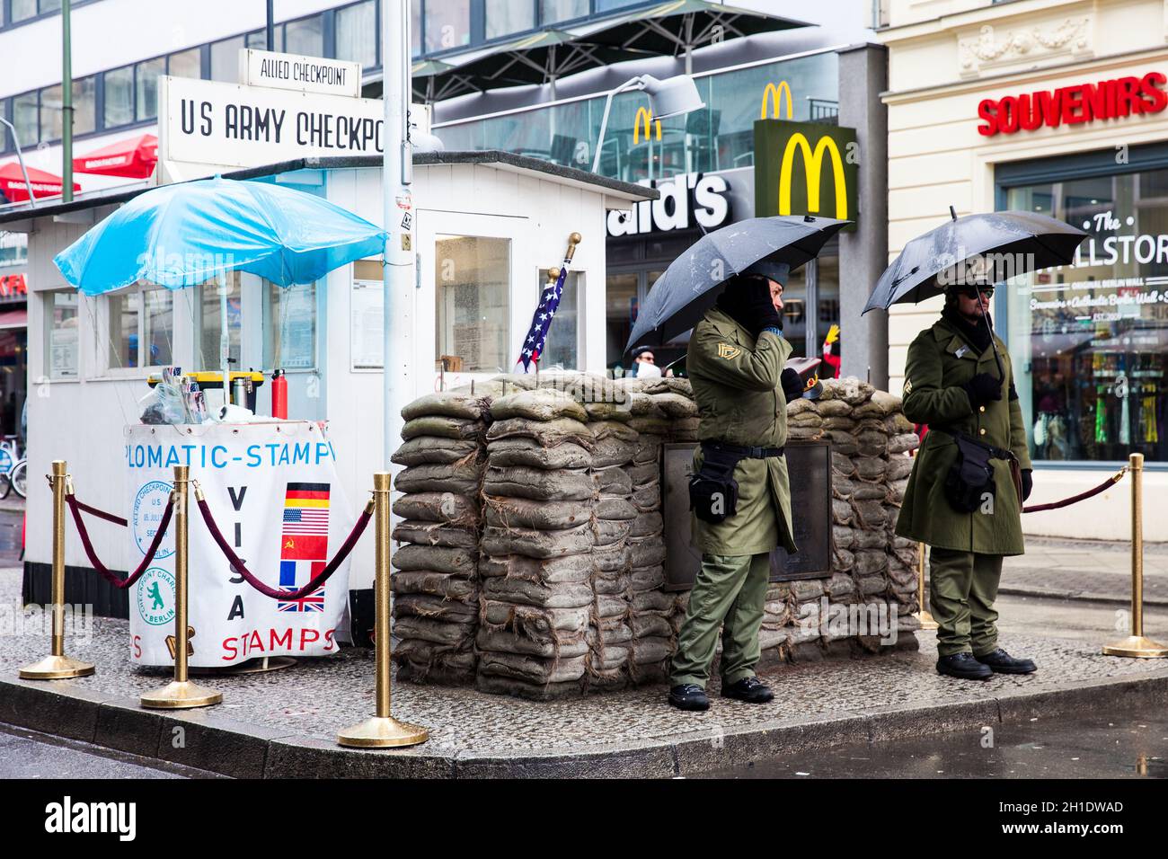 Berlino, Germania - Marzo 2018: il muro di Berlino il punto di incrocio tra Berlino Est e Berlino Ovest durante la Guerra Fredda noto come il Checkpoint Charlie Foto Stock