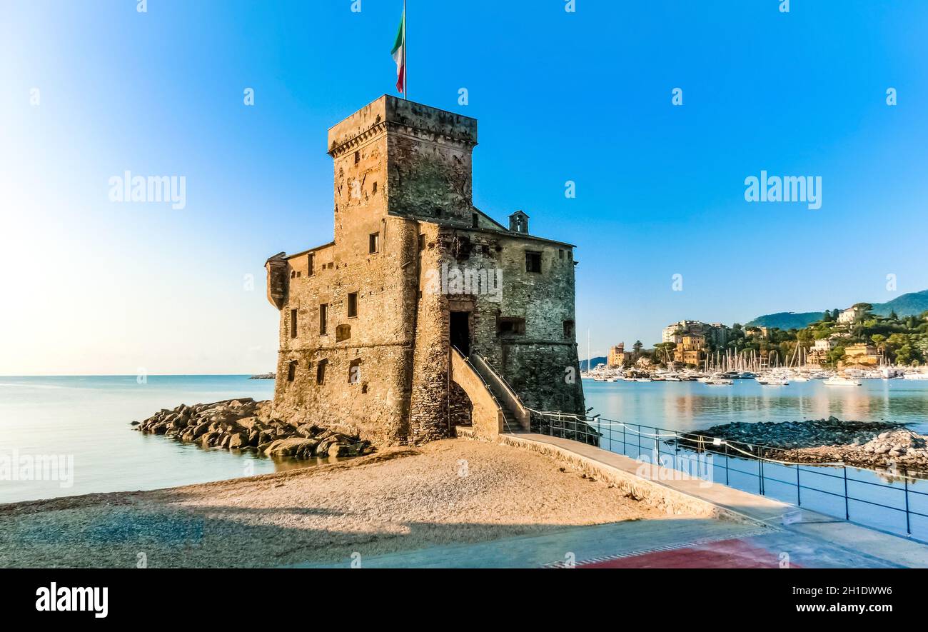 Castelli sul mare Bandiera Italiana - castello di Rapallo , Liguria Genova Golfo del Tigullio vicino a Portofino in Italia . Foto Stock