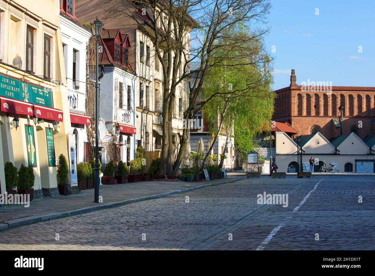 Cracovia, Polonia - 22 aprile 2020: Sinagoga del XV secolo nel quartiere ebraico di Szeroka Street, una città deserta a causa dell'epidemia di coronavirus, no t Foto Stock