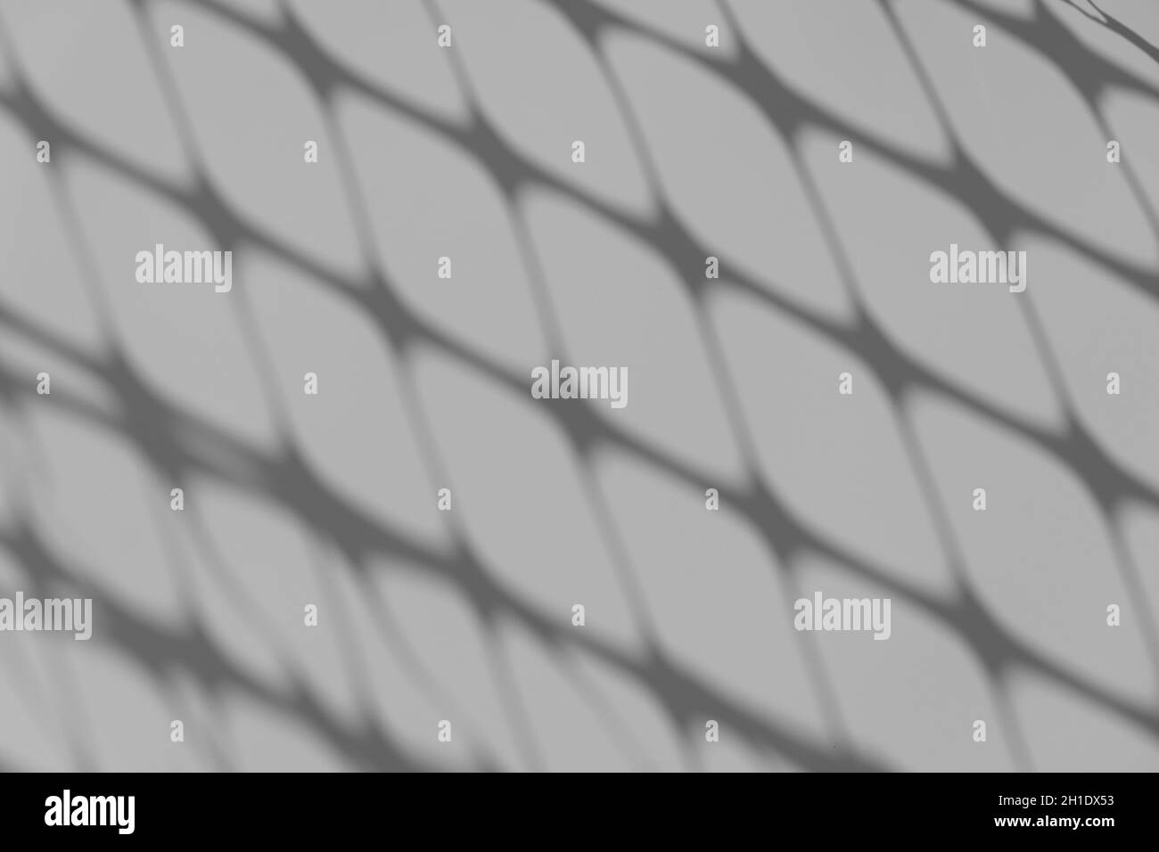 Sovrapposizione ombreggiatura. L'ombra del traliccio ha modellato su una parete bianca in una giornata di sole. Foto di alta qualità Foto Stock