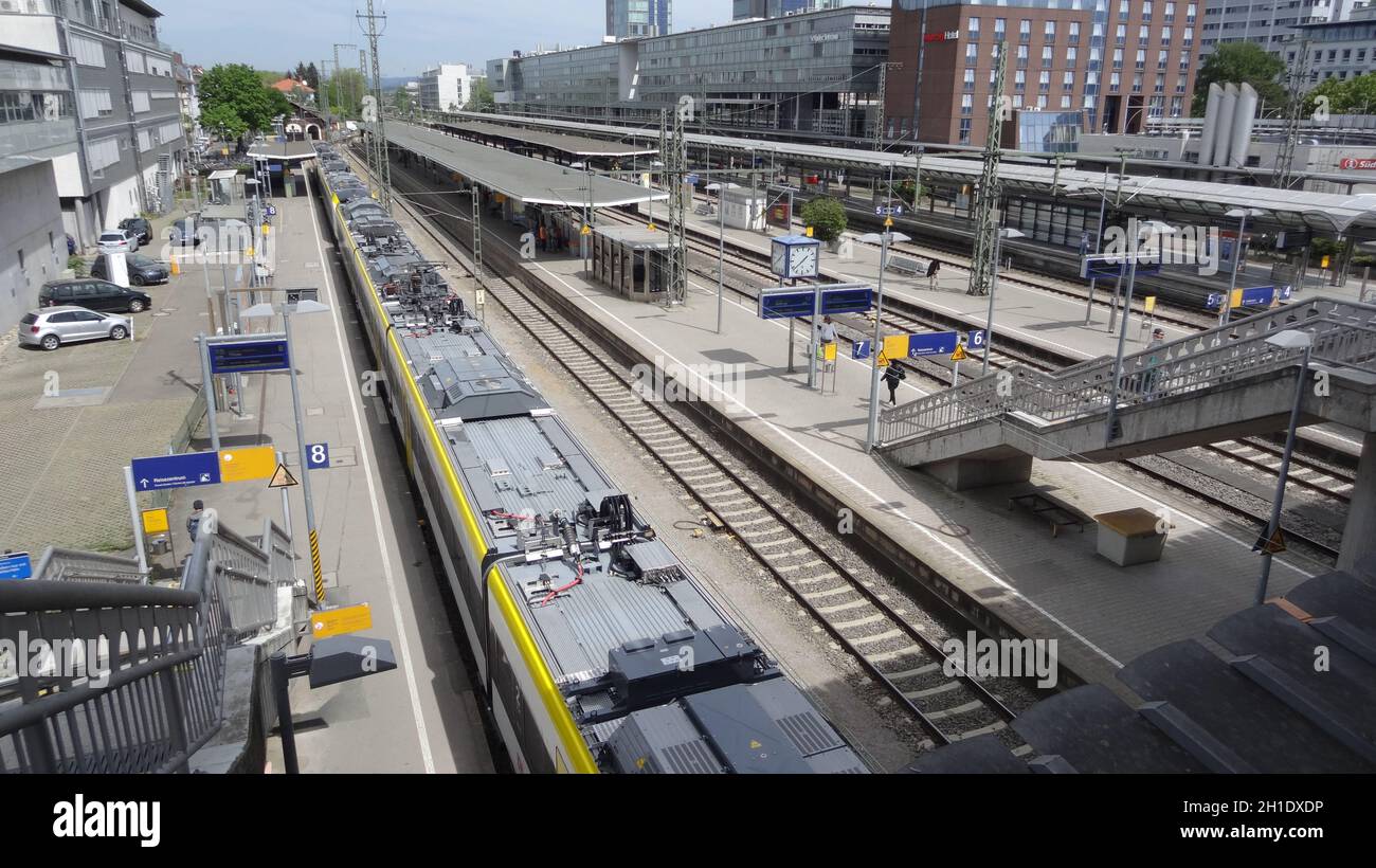 Blick auf den fast menschenleeren Hauptbahnhof von Freiburg im Breisgau. Es ist der lange und schwieige Weg Zurück in den Alltag. Wie hier a Friburgo Foto Stock