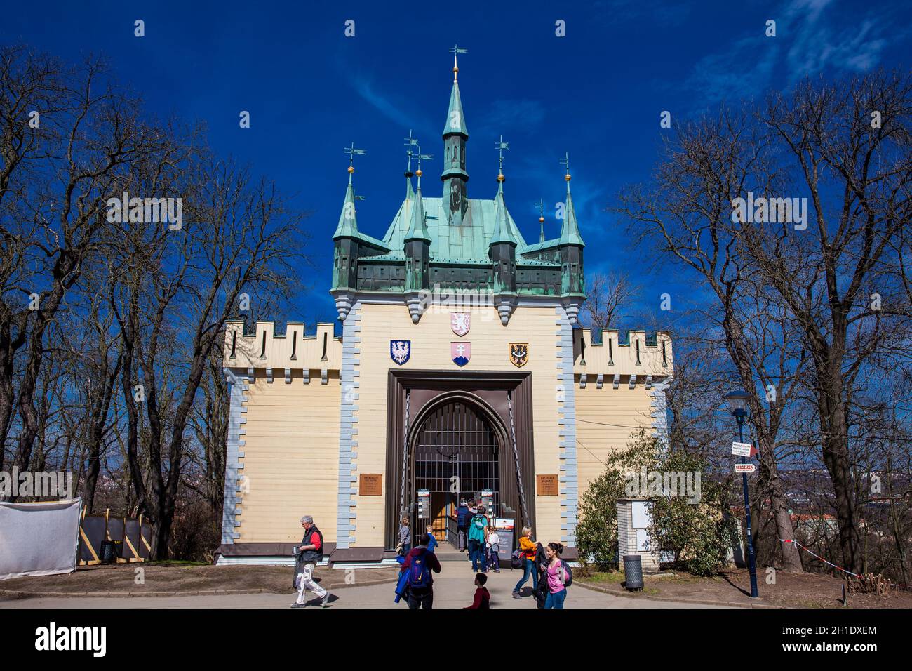 Praga, Repubblica ceca - Aprile 2018: turisti a labirinto degli specchi in Petrin Park Foto Stock