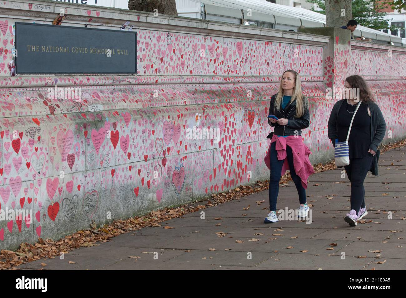 Londra, UK, 18 ottobre 2021: Il National Covid Memorial Wall sulla riva meridionale del Tamigi, con ogni cuore che rappresenta una persona morta durante la pandemia del coronavirus. Finora il numero totale di persone nel Regno Unito che sono morte con Covid-19 sui loro certificati di morte è 161,798. Il muro è al confine con l'Ospedale di San Tommaso e si affaccia sulle Case del Parlamento, con il cuore che si estende per centinaia di metri oltre il Tamigi. E 'stato creato da volontari organizzati dal gruppo campagna Covid-19 famiglie di diritto beraved con l'aiuto di LED da asini. Il rosso originale Foto Stock