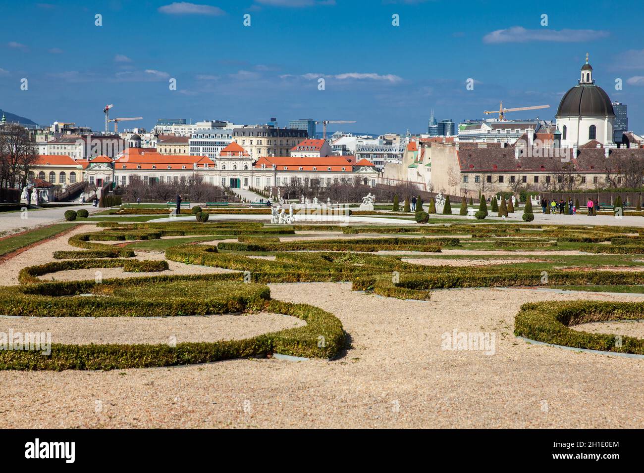 VIENNA, Austria - Aprile 2018: abbassare il palazzo Belvedere in uno splendido inizio giornata di primavera Foto Stock