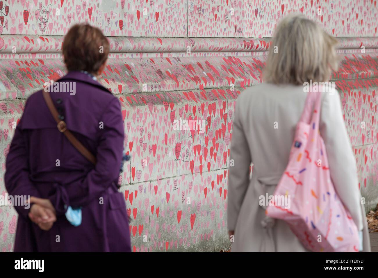 Londra, UK, 18 ottobre 2021: Il National Covid Memorial Wall sulla riva meridionale del Tamigi, con ogni cuore che rappresenta una persona morta durante la pandemia del coronavirus. Finora il numero totale di persone nel Regno Unito che sono morte con Covid-19 sui loro certificati di morte è 161,798. Il muro è al confine con l'Ospedale di San Tommaso e si affaccia sulle Case del Parlamento, con il cuore che si estende per centinaia di metri oltre il Tamigi. E 'stato creato da volontari organizzati dal gruppo campagna Covid-19 famiglie di diritto beraved con l'aiuto di LED da asini. Il rosso originale Foto Stock