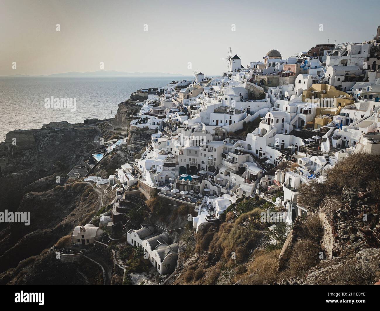 Vista panoramica del villaggio di Oia con la tradizionale architettura bianca e mulini a vento nell'isola di Santorini nel mare Egeo, sfondo del viaggio, Santorini, Thera Foto Stock