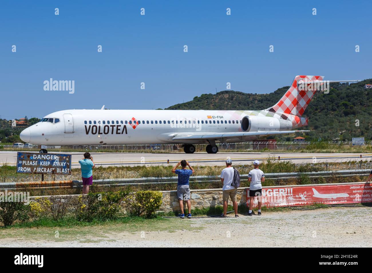 Skiathos, Grecia – 29 luglio 2019: Volotea Boeing 717 aereo all'aeroporto di Skiathos (JSI) in Grecia. Boeing è un produttore americano di aeromobili headqua Foto Stock