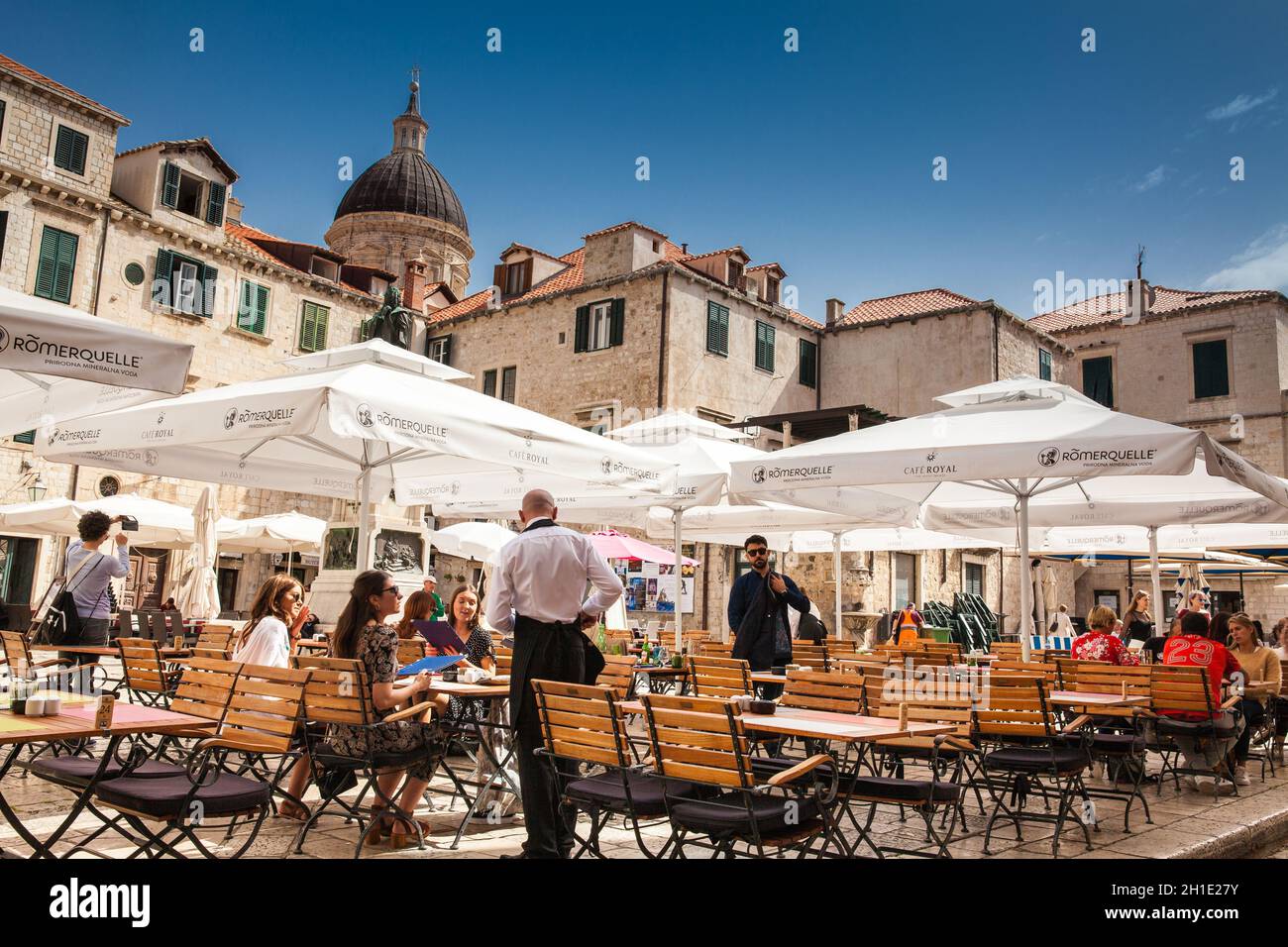 DUBROVNIK CROAZIA - Aprile 2018: Turisti in un ristorante a Piazza Gundulic nella città vecchia di Dubrovnink Foto Stock